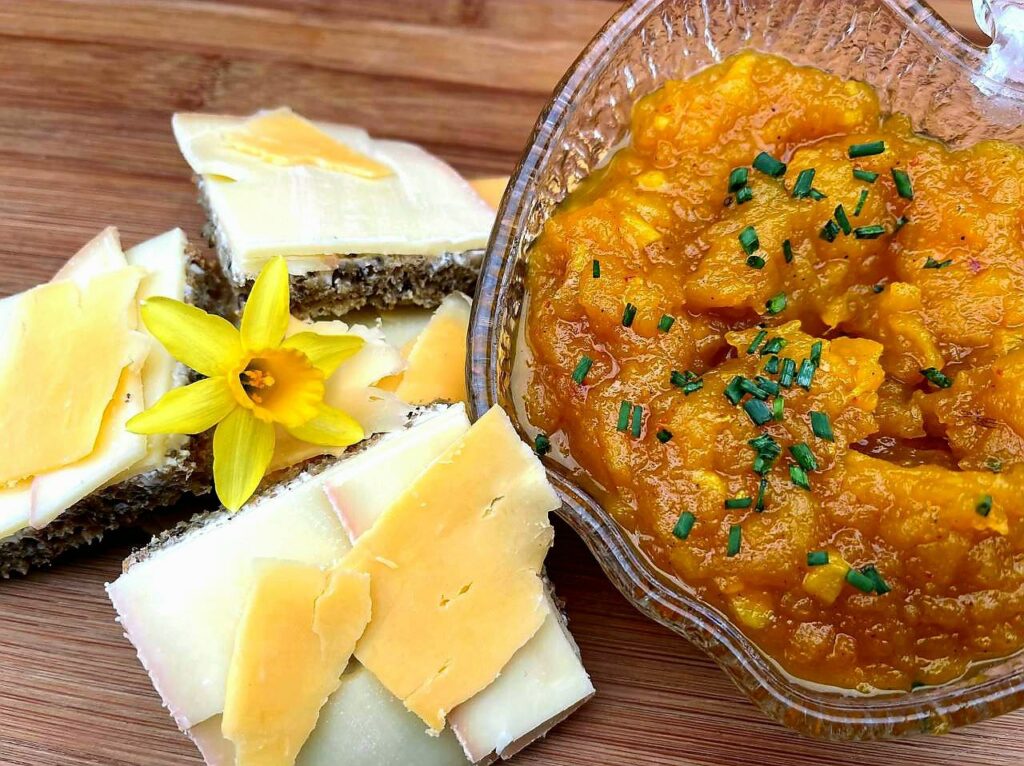 Apfel Chutney mit Käsebroten